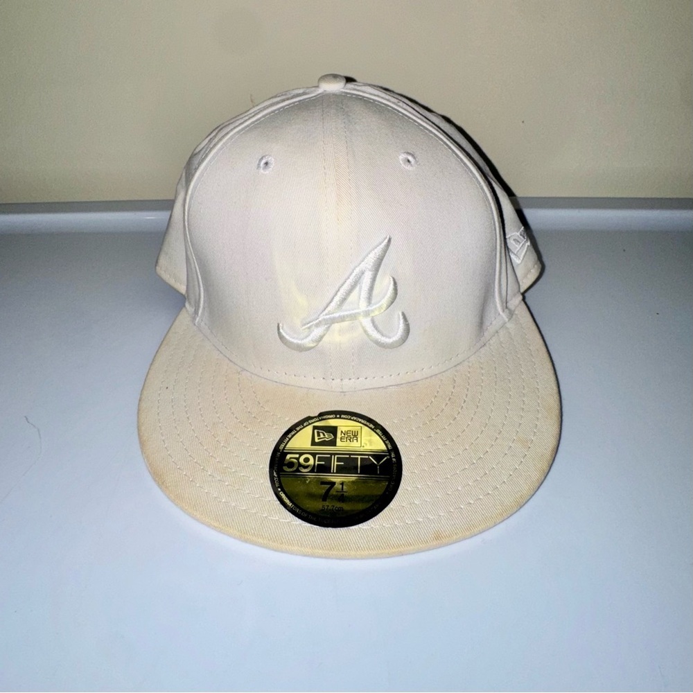 New Era White Atlanta Braves Fitted Cap 7 1/4 - Picture 1 of 6